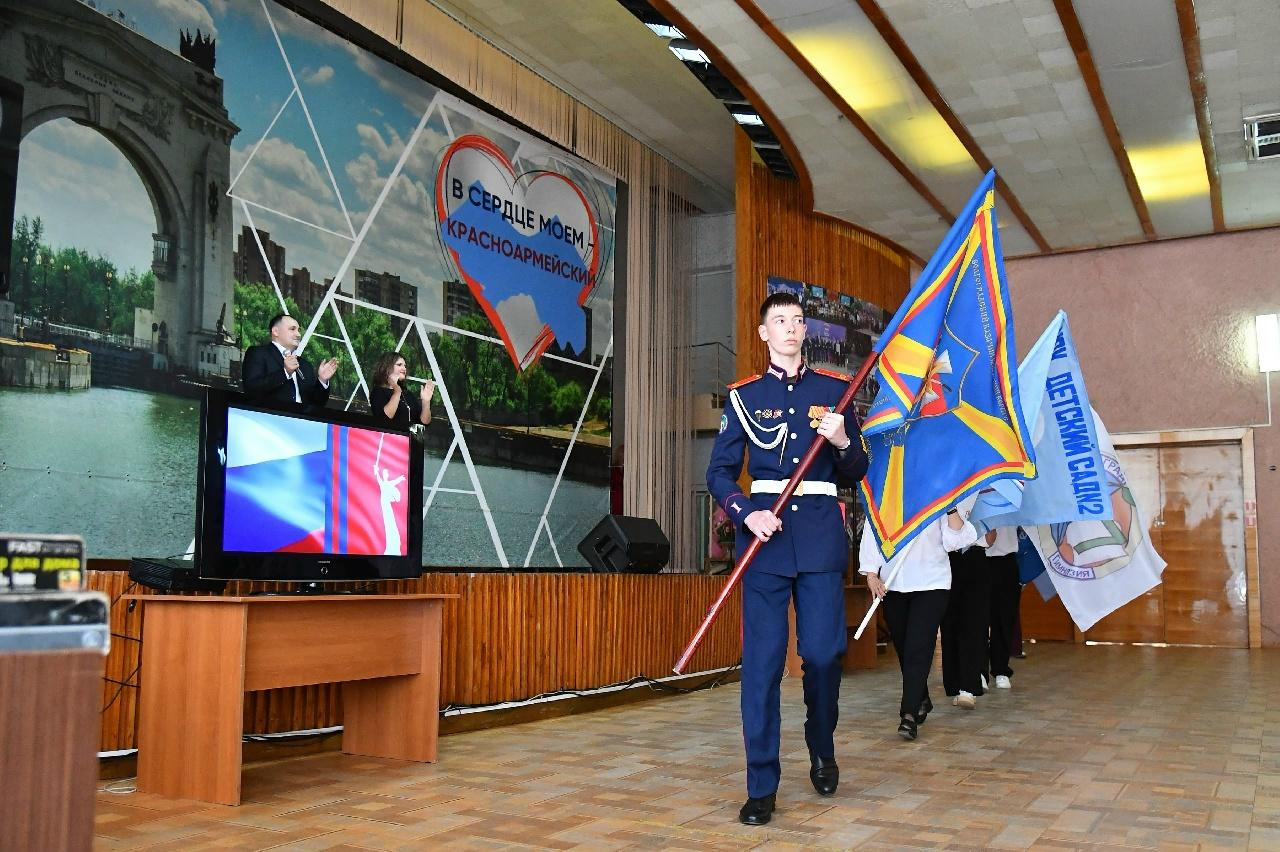 на сцене кадеты с флагом