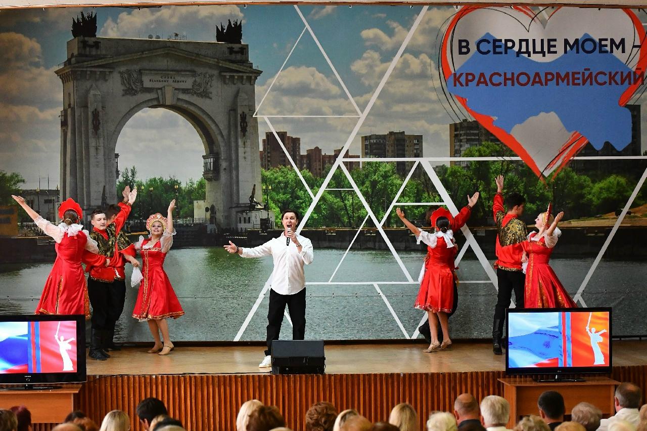 на сцене танцевальный коллектив