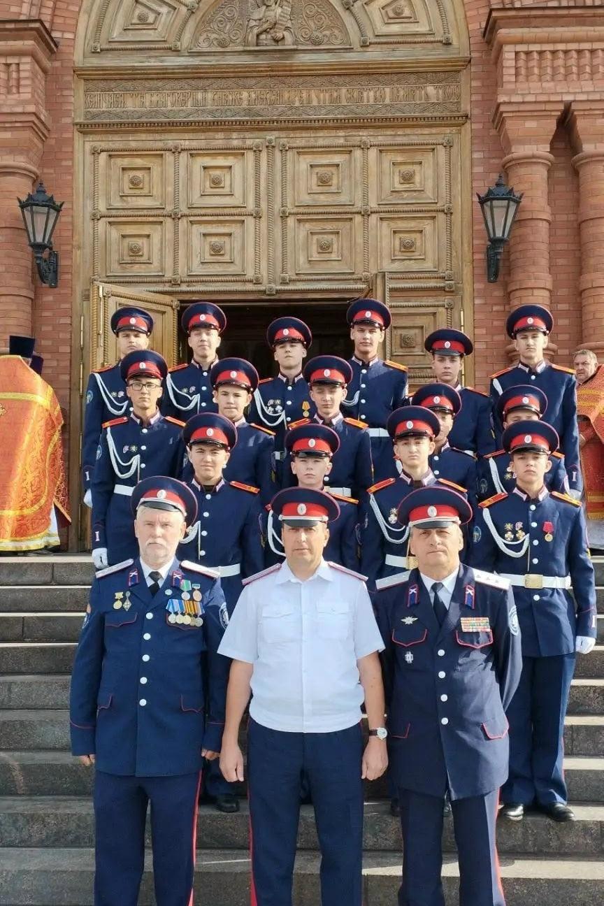 кадеты и Клочков у входа в Храм