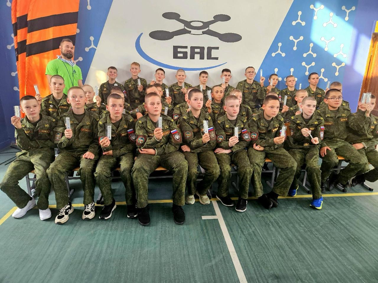 На фото кадеты с преподавателем