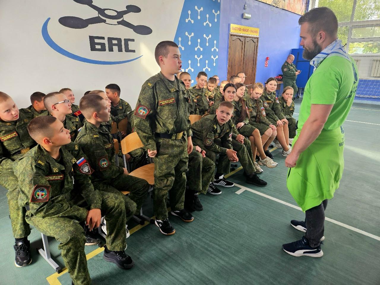 Кадет отвечает преподавателю