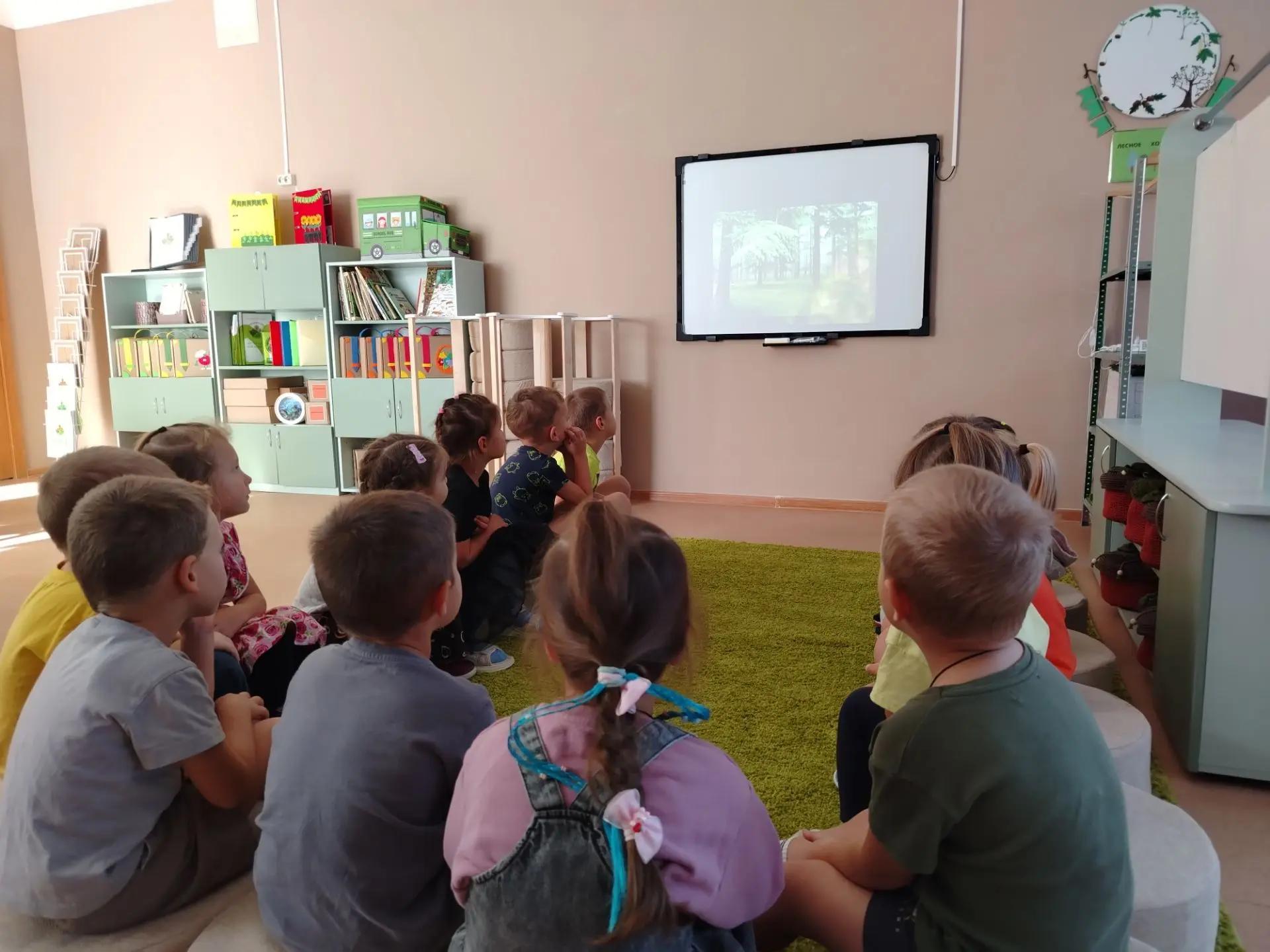 Просмотр развивающего видео про деревья осенью